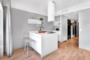 Superior Two-Bedroom Apartment For Four | 전용 주방 | 냉장고, 전자레인지, 오븐, 쿡탑