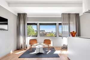 Superior Two-Bedroom Apartment For Four | Stue | Fladskærms-tv