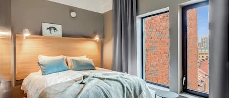 Superior Three-Bedroom Apartment For Five with balcony | 隔音、免費 Wi-Fi、床單