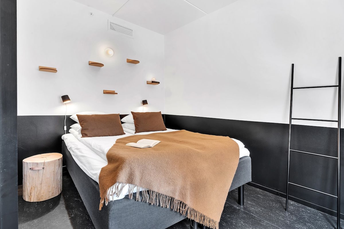 One-Bedroom Apartment For Two | Soundproofing, WiFi (free), bed sheets