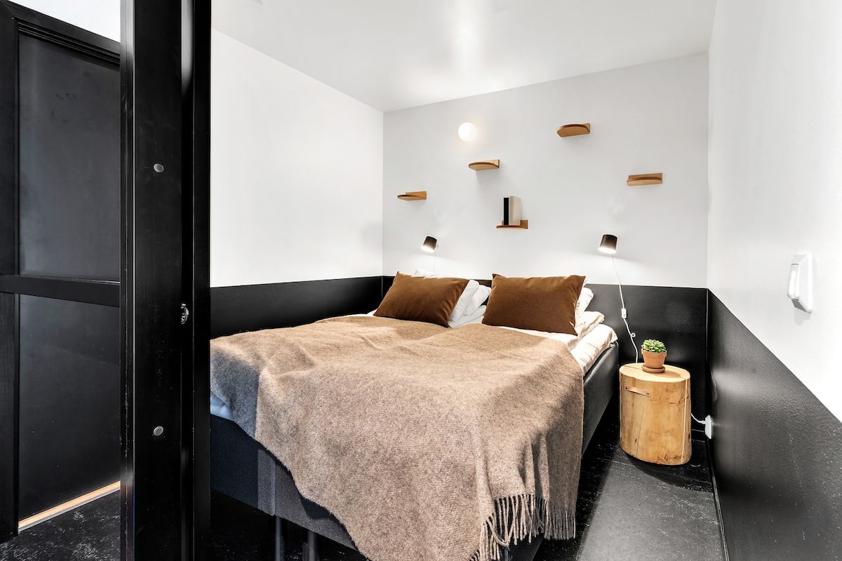 Two-Bedroom Apartment For Four | Soundproofing, WiFi (free), bed sheets