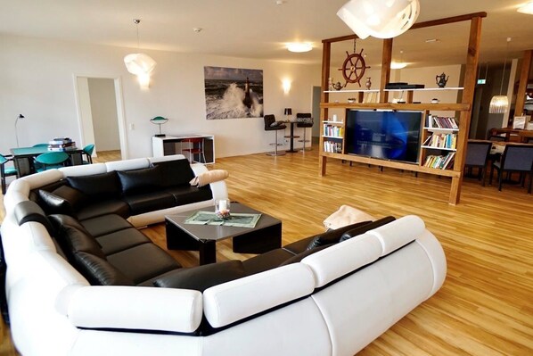 Apartment, 8 bedrooms, 4 bathrooms, sauna, terrace, garden | Sala de estar | TV LED