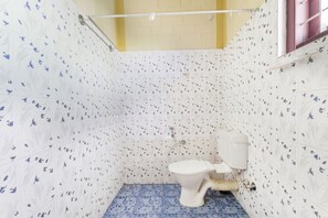 Shower, free toiletries