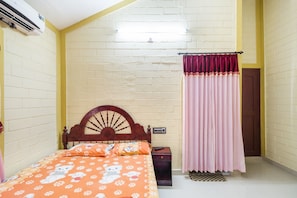 1 bedroom, desk, rollaway beds