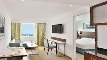 Room, 1 Queen Bed, Non Smoking | 1 bedroom, Egyptian cotton sheets, premium bedding, in-room safe