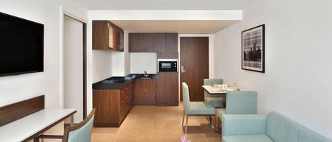 Um apartamento moderno com sala de estar, espaço para refeições e cozinha.