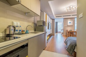 Familien-Suite, Mehrere Betten, barrierefrei, Kühlschrank und Mikrowelle | Eigene Kochnische | Großer Kühlschrank, Mikrowelle, Herdplatte, Geschirrspüler