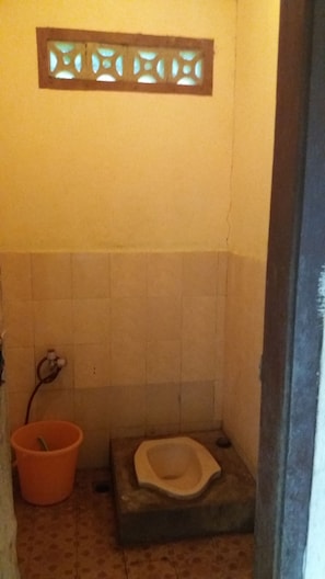 Quarto solteiro standard | Banheiro | Chuveiro, produtos de toalete grátis