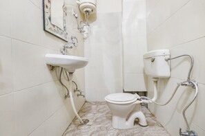 Deluxe Duplex, Multiple Beds | Bathroom | Shower, free toiletries