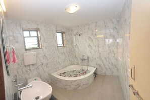 Comfort House, 3 Bedrooms | Bathroom | Free toiletries - GuestHouser 3 BHK Bungalow 0e7e (Mahabaleshwar)