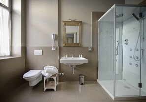 Shower, free toiletries, hair dryer, bidet - Locanda in Borgo Garni & Wellness (Borgo Valsugana)