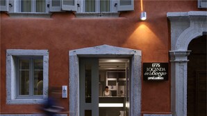 A building entrance with a sign reading "1755 LOGANDA in Borgo". - Locanda in Borgo Garni & Wellness (Borgo Valsugana)