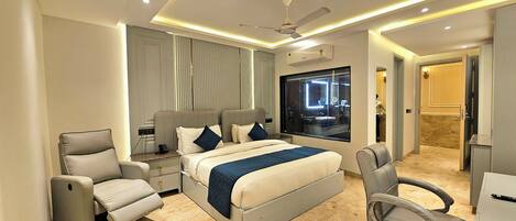 Habitación de lujo | 1 habitación, ropa de cama de alta calidad, minibar y escritorio