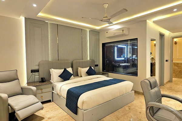 Luxury Room | 1 bedroom, premium bedding, minibar, desk