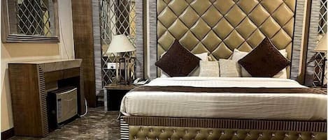 Paradise Suite Room | 1 bedroom, premium bedding, minibar, desk