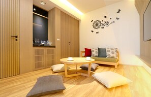 家庭四人房, 2 張標準雙人床, 山間 | 起居區 | 50-吋LED 液晶電視、有線頻道、電視