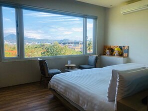Down duvets, Tempur-Pedic beds, minibar, free WiFi - Green Villa (Taitung)