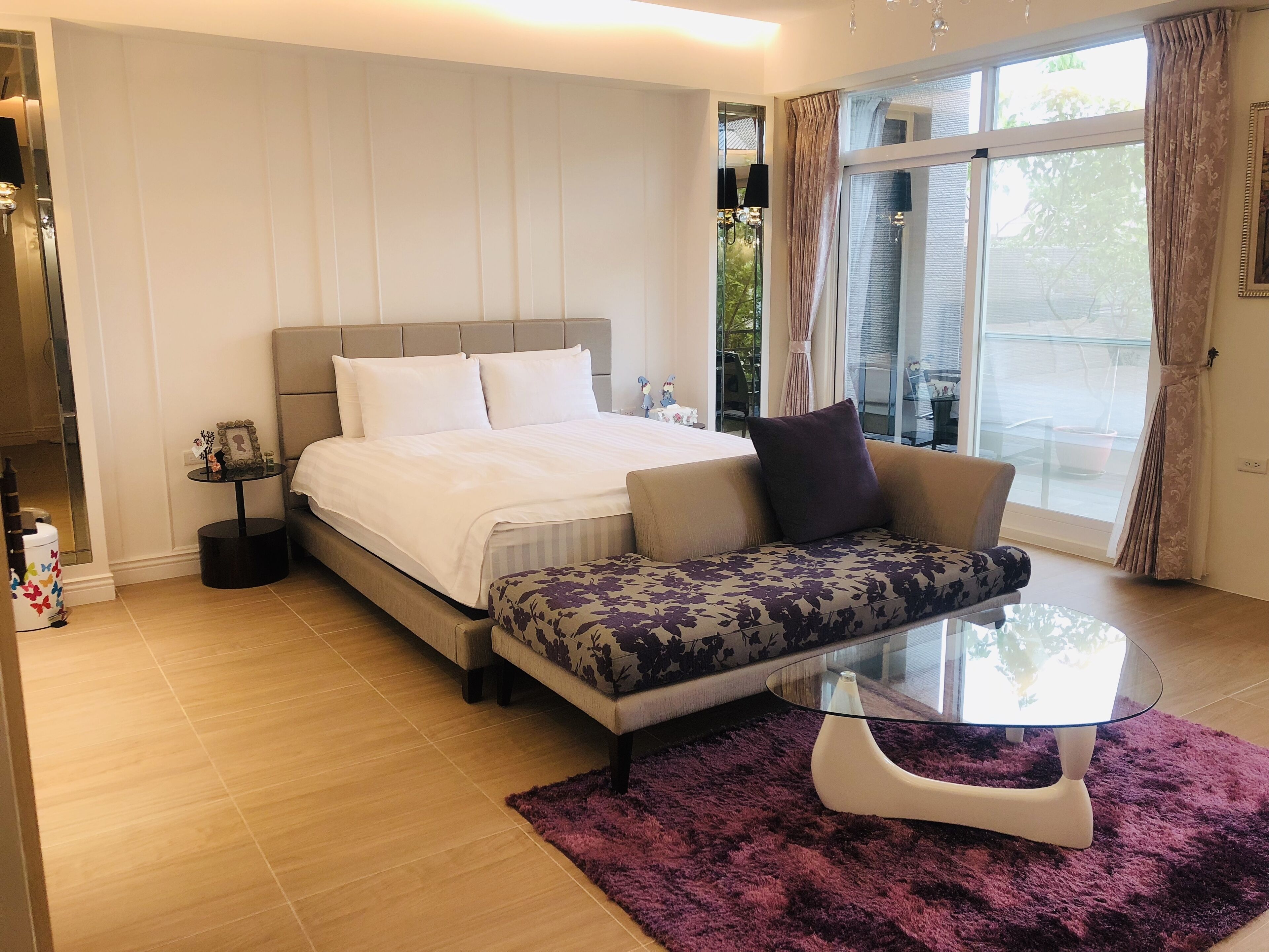 蜜月雙人房, 庭院, 庭園 | 羽絨被、Tempur-Pedic 床墊、迷你吧、免費無線上網