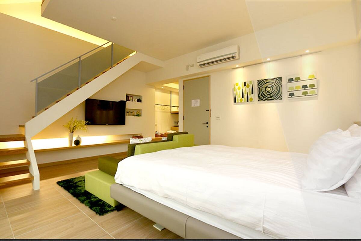 Loft, Balcony | Down comforters, Tempur-Pedic beds, minibar, WiFi (free)