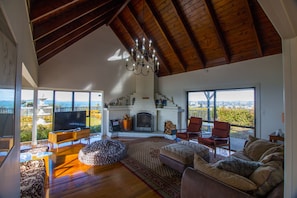Deluxe villa, 5 slaapkamers, uitzicht op zee | Woonruimte | Ledtelevisie, een open haard, Netflix en een dvd-speler