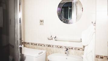 Apartment, 2 Schlafzimmer | Badezimmer | Dusche, kostenlose Toilettenartikel