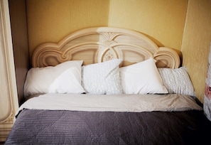 Premium bedding, iron/ironing board, free WiFi
