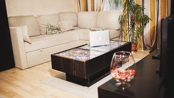 Apartment, 2 Schlafzimmer | Wohnbereich | Flachbildfernseher