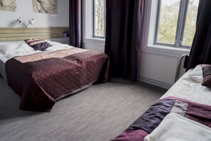 Kamar Triple Basic | Bantalan ekstra lembut dan didekorasi berbeda-beda