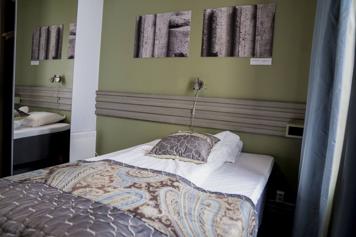 Habitación individual básica | Colchones con acolchado adicional y escritorio