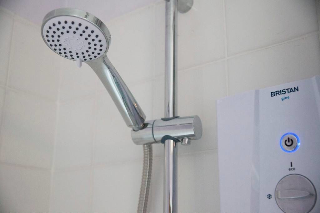 Eine Dusche mit Duschbrause und Bedienfeld mit dem Schriftzug 'BRISTAN glee'.