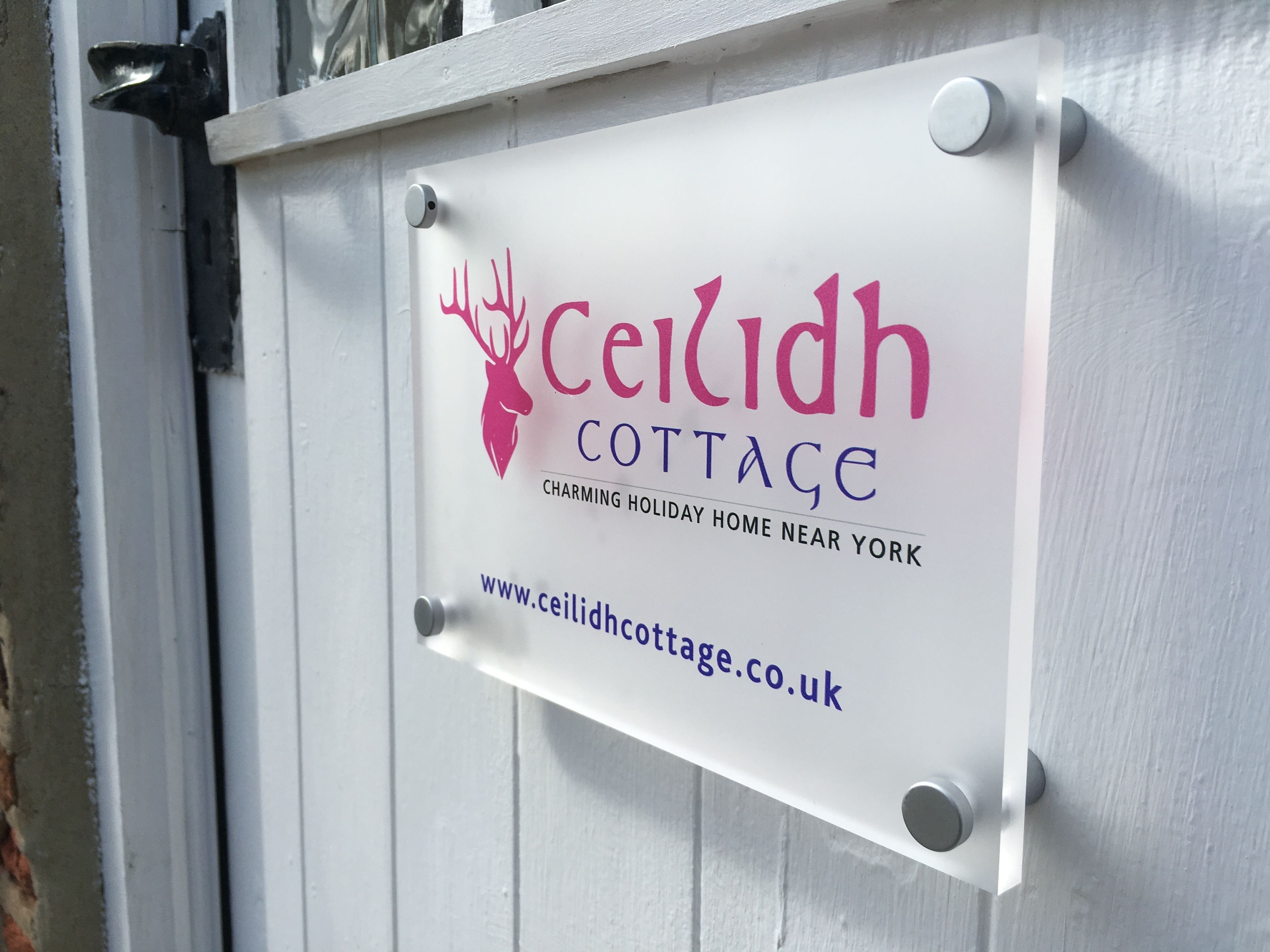 Schild für 'Ceilidh Cottage', das ein charmantes Ferienhaus in der Nähe von York bewirbt.