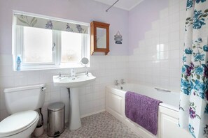 Cottage, 2 kamar tidur | Kamar mandi | Kombinasi shower/bathtub, bathtub besar,  dan handuk