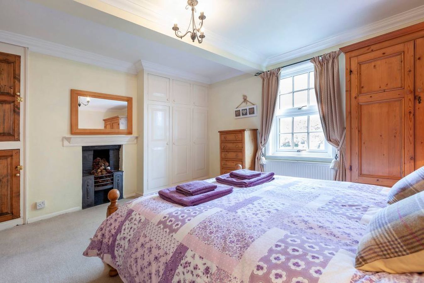 2 عدّة غرف نوم وسرير سفر وواي فاي مجانًا