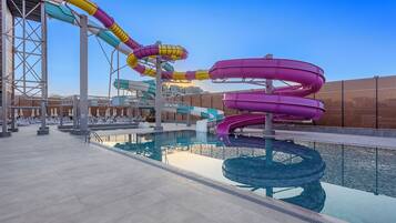 2 indendørs pools, 2 udendørs pools, liggestole, livreddere på stedet