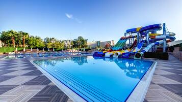 2 indoor pools, 2 outdoor pools, pool loungers