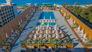 2 Innenpools, 2 Außenpools, Liegestühle, Rettungsschwimmer vor Ort