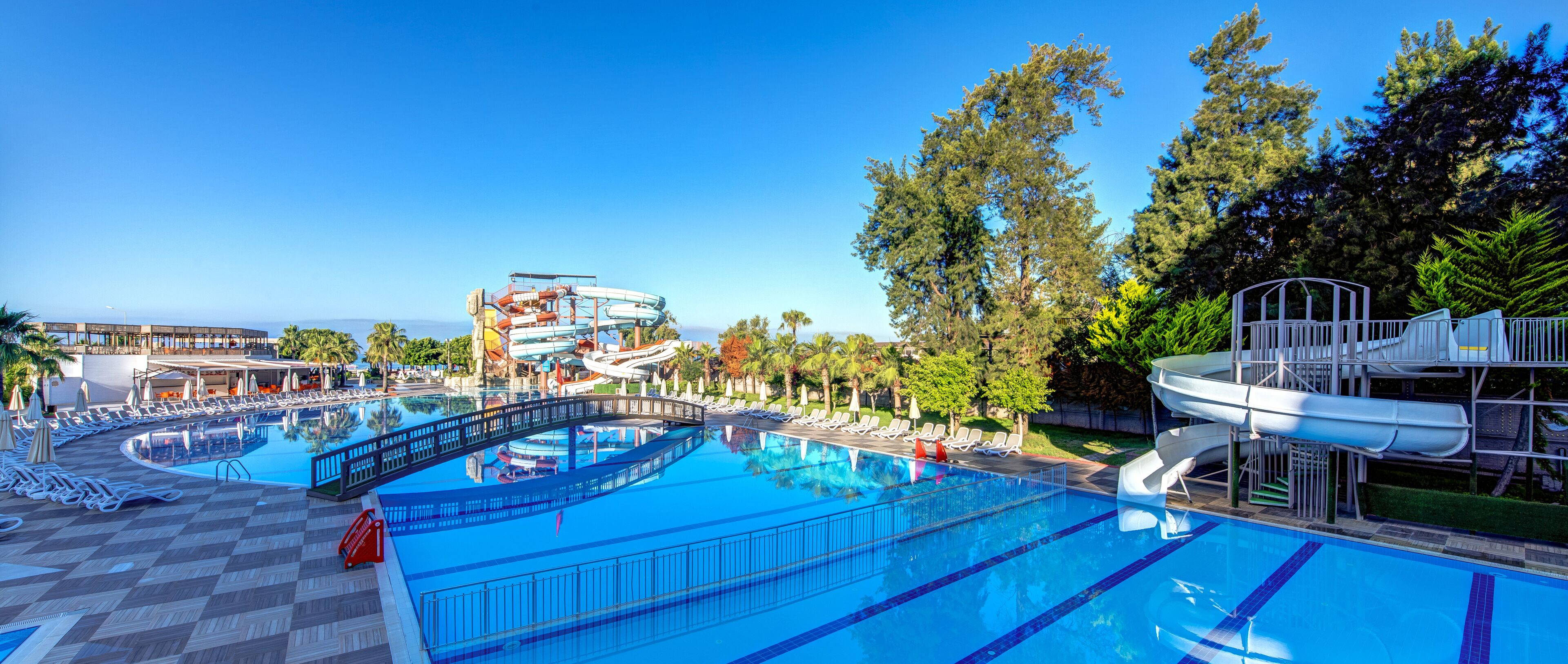 2 Innenpools, 2 Außenpools, Liegestühle, Rettungsschwimmer vor Ort