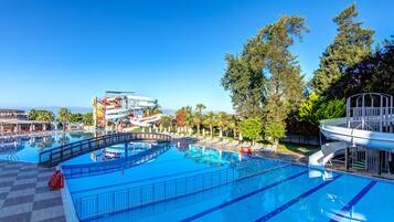 2 Innenpools, 2 Außenpools, Liegestühle, Rettungsschwimmer vor Ort