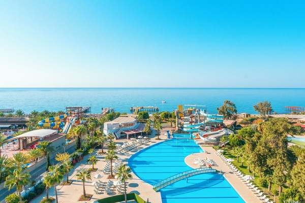 2 indoor pools, 2 outdoor pools, sun loungers, lifeguards on site
