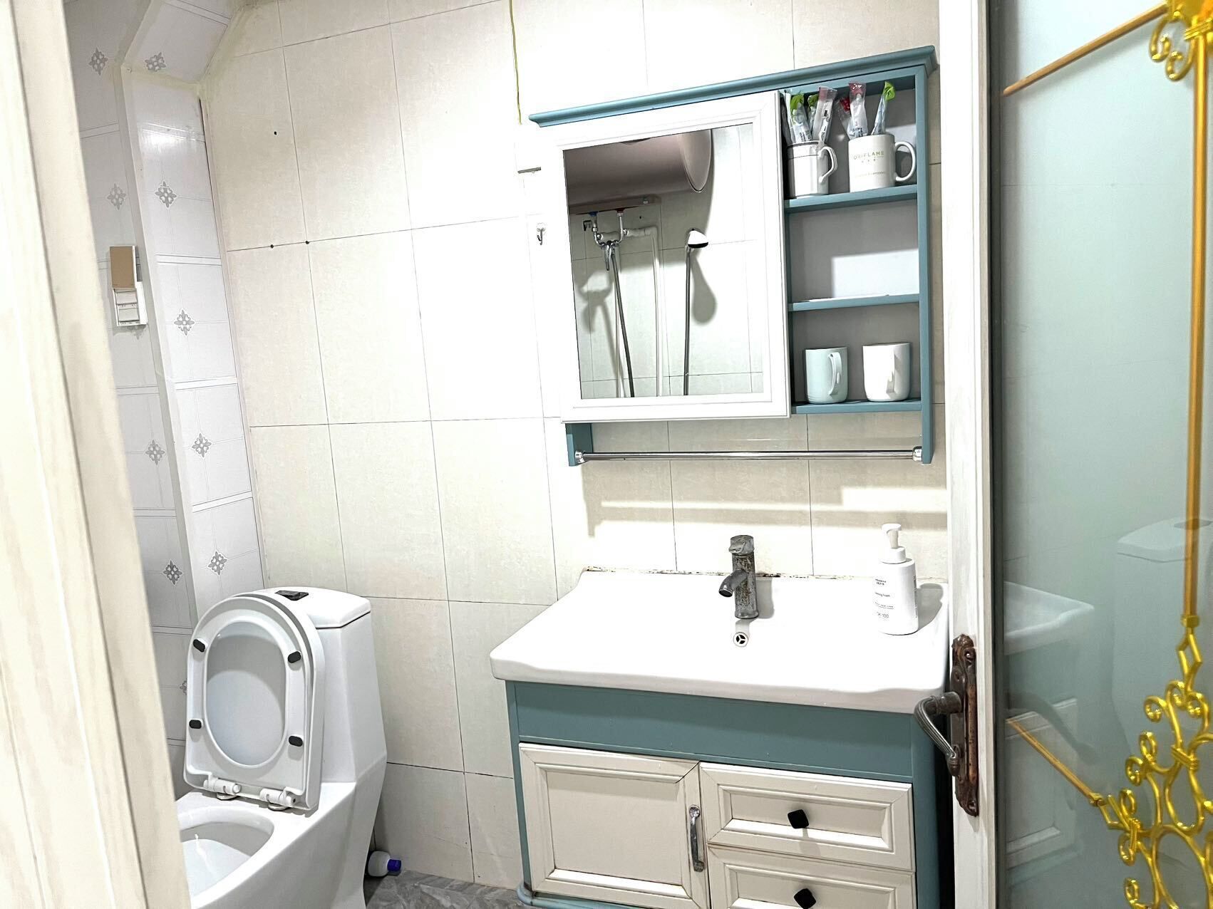 Two-Bedrooms Apartment | Bathroom | Shower, free toiletries, hair dryer