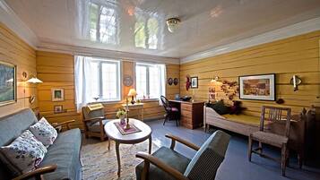 Apartment, 2 Bedrooms | Soundproofing, free cribs/infant beds, rollaway beds, free WiFi