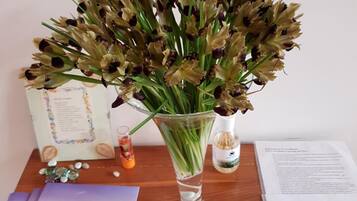 A clear glass vase with a bouquet of flowers on a wooden table.