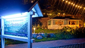 Señal de restaurante llamado 'Model & Restaurant Bodden'.