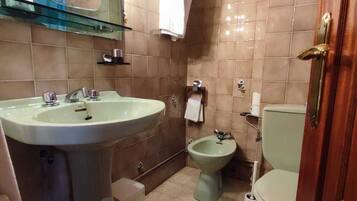 Standaard tweepersoonskamer | Badkamer | Handdoeken