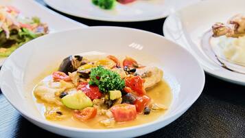 Un tazón de sopa con verduras y hierbas.