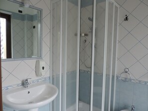 Deluxe kamer, 1 twee- of 2 eenpersoonsbedden, balkon | Badkamer | Een douche, gratis toiletartikelen, een haardroger, een bidet