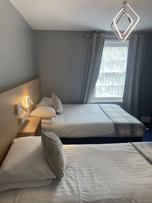 Standard-Dreibettzimmer, mit Bad