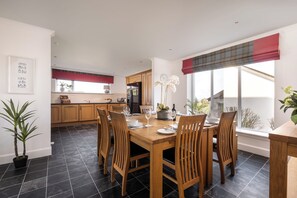 Casa com design assinado, 3 quartos (Lodge 3) | Cozinha privada | Geladeira, micro-ondas, fogão, cooktop