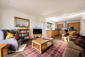 Bangalô premium, 2 quartos (Lodge 6) | Área de estar | Smart TV 47 polegadas com canais digitais, DVD player, brinquedos