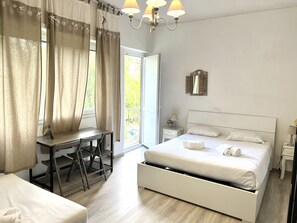 客房 | 办公桌、免费 WiFi、床单